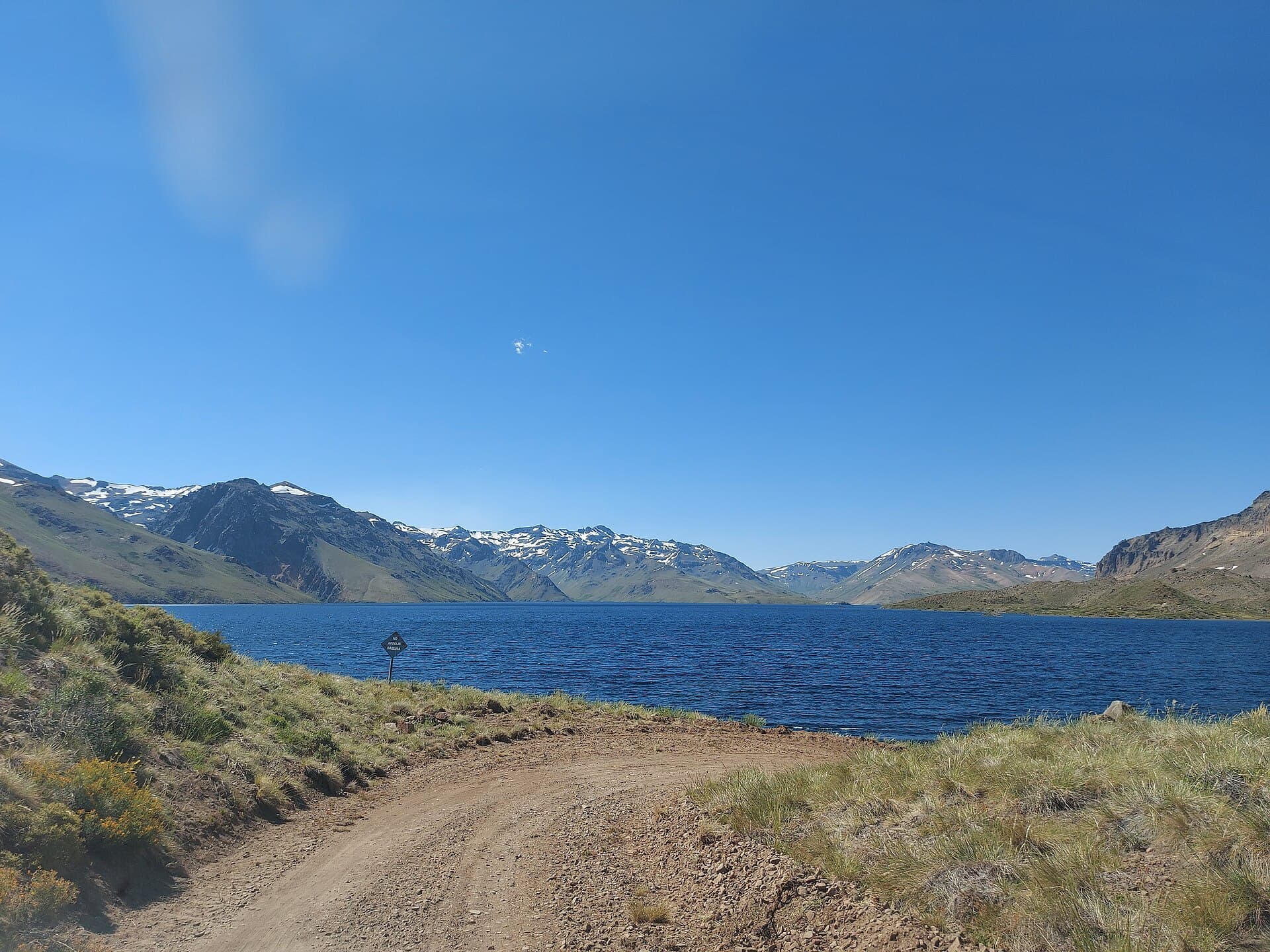 Laguna Varvarco Campos, the ripio road and snow-streaked ranges beyond