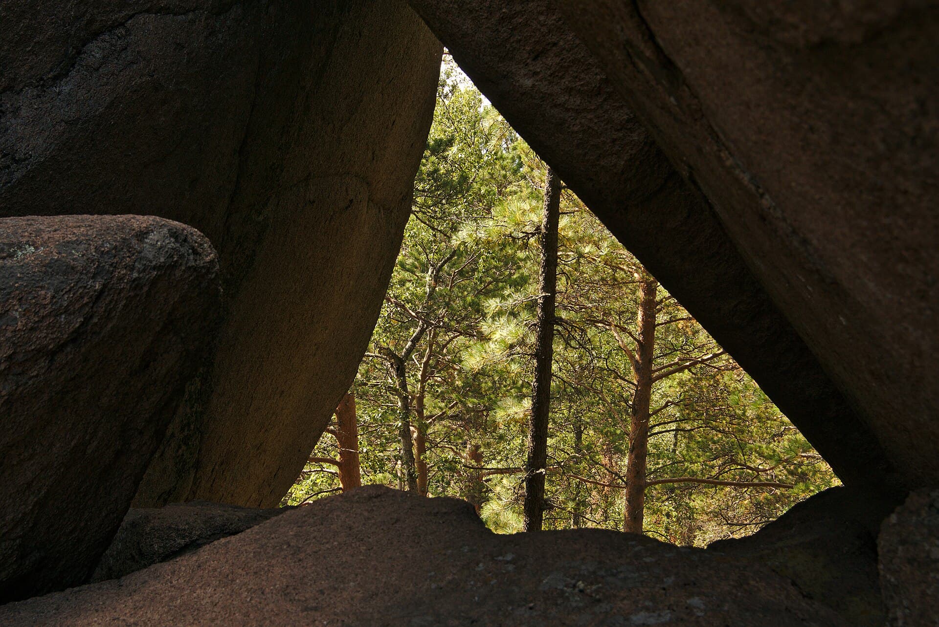 A rock arch among the pines, Stolby